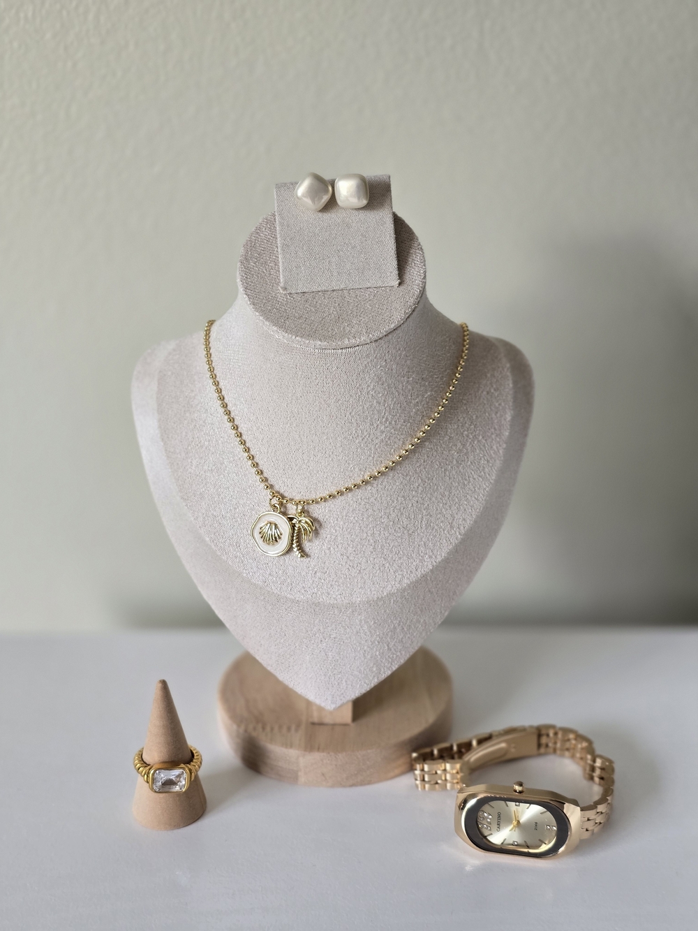 Gold Charm Pendant Necklace - Elegant Everyday Women’s Jewelry